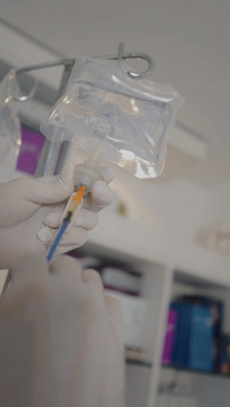 Preparación de sueroterapia intravenosa en Clínica Ferrazzano